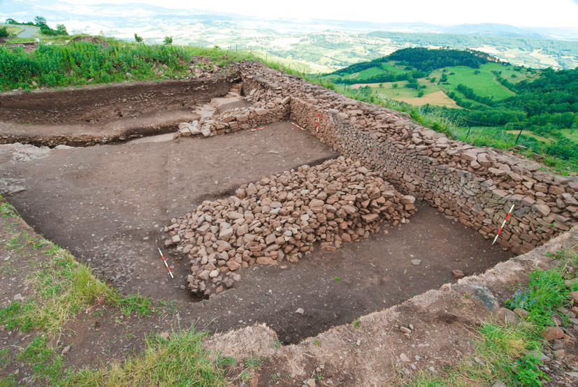 Rempart gaulois dégagé à l’extrémité occidentale du plateau de Gergovie. Cliché, T. Pertlwieser ARAFA.